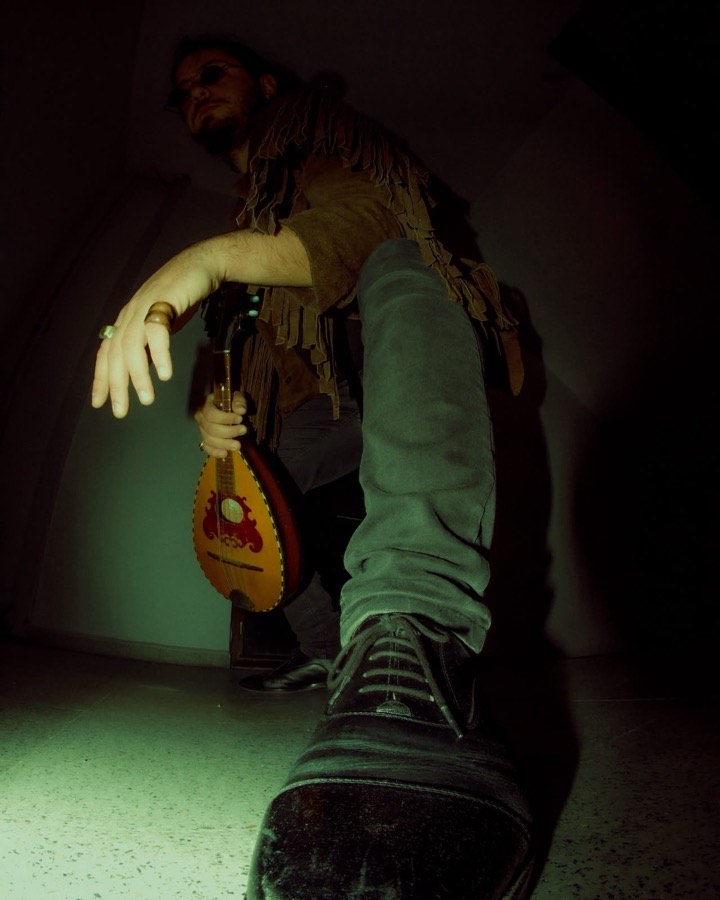 Bağlama ve deri ceketle