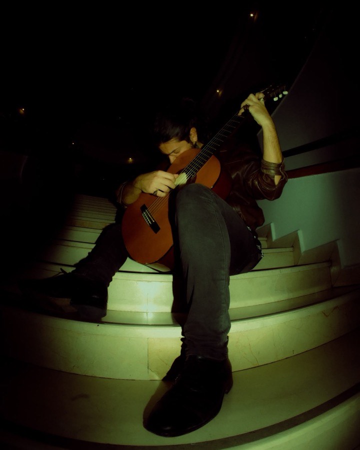 Merdivende gitarla